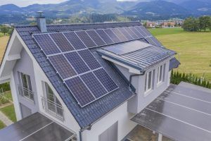 casa con placas solares